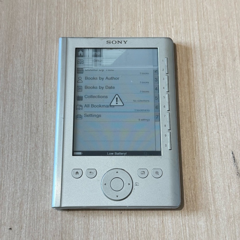 Sony PRS-300 eReaders Silver Broken Screen Turns On“Parts/Repair-Only”Buy As Is